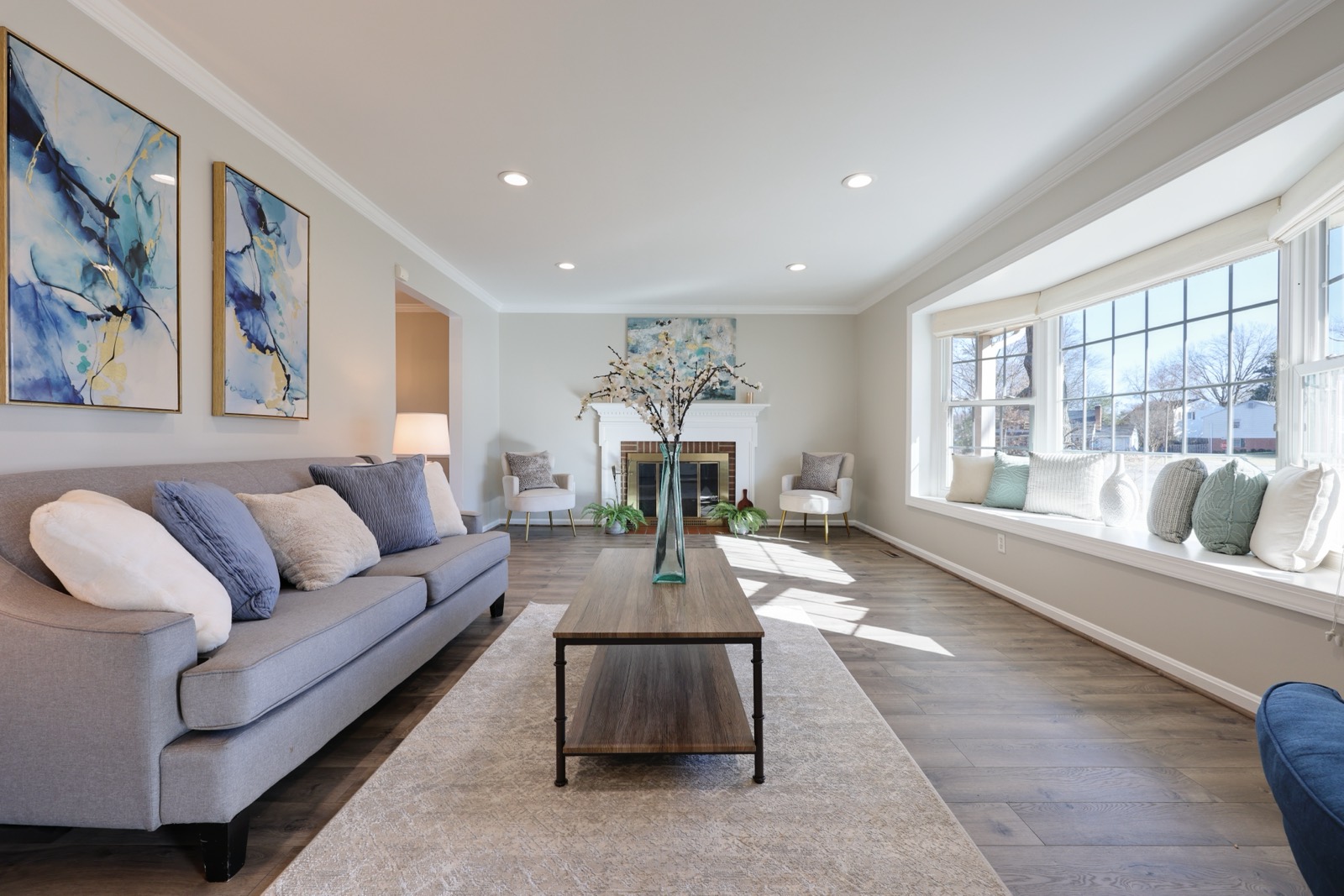 Living room with bay window, 7914 Saint George